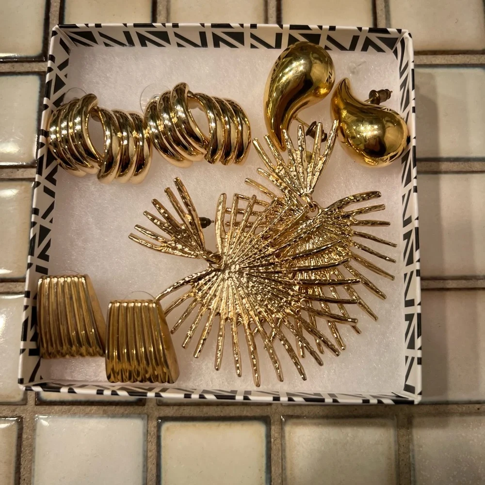 4 pairs of Elegant Gold Women's earrings